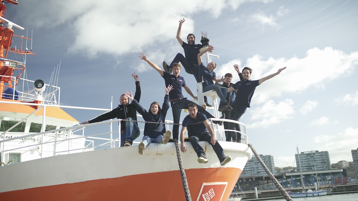 L'équipe Plastic Odyssey à bord de leur nouveau navire